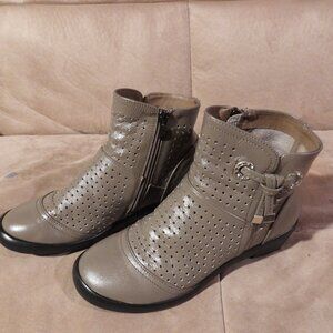 Low ankle boots with a side zipper 6.5